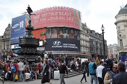 Hyundai lumineaza Piccadilly Circus din Londra si Victoria Harbor din Hong Kong