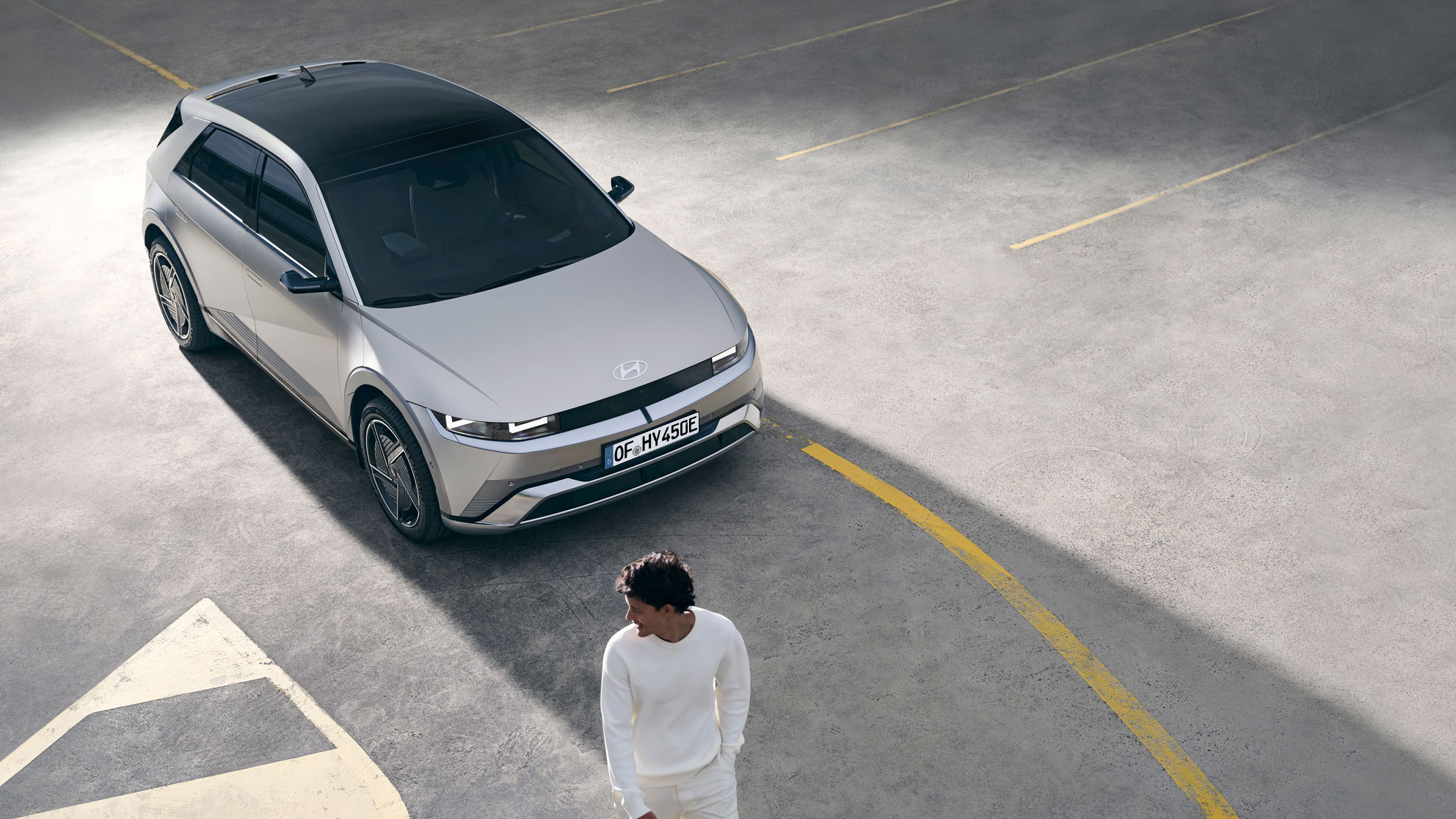 Capota de tip „clamshell”.