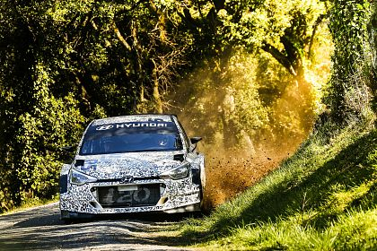 Echipa Hyundai Motorsport a testat noua generatie i20 R5 pentru prima data pe asfalt