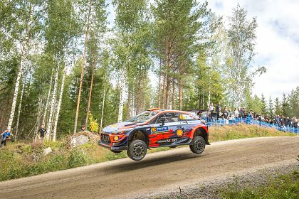 Hyundai Motorsport se afla in top 8 dupa prima zi din Raliul Finlandei