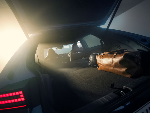 Hyundai IONIQ 5 N - debut in cadrul Goodwood Festival of Speed - 16_IONIQ5N_Interior_Static_Circuit_Luggage.jpg