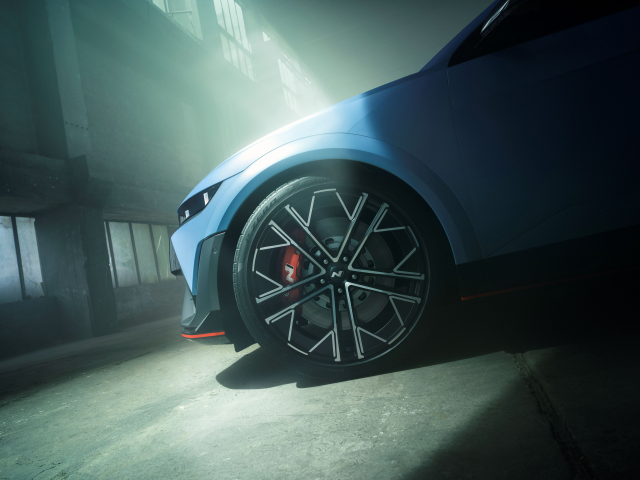 Hyundai IONIQ 5 N - debut in cadrul Goodwood Festival of Speed - 12_IONIQ5N_Exterior_Static_Warehouse_Detail_Wheel.jpg
