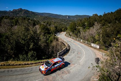 Hyundai Motorsport se afla in lupta pentru un loc pe podium in Turul Corsicii