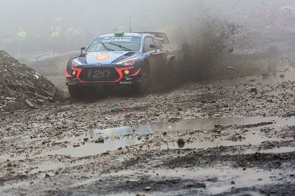 Hyundai Motorsport se afla pe locul al doilea dupa prima zi din Raliul Marii Britanii