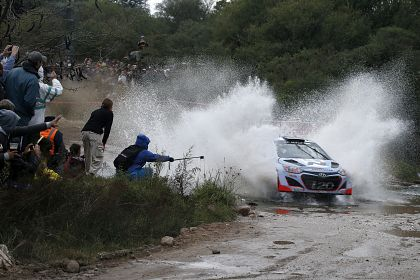 O zi cu succese si ghinioane pentru echipa Hyundai Shell World Rally in Argentina