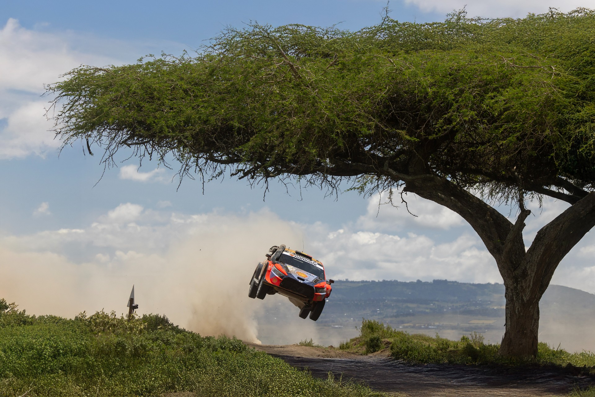 Hyundai Motorsport a terminat Raliul Safari cu doua echipaje pe podium