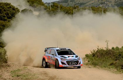 Echipa Hyundai Shell World Rally acumuleaza experienta valoroasa in ziua a doua a Raliului Sardiniei