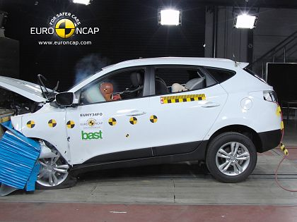Tripla performanta Hyundai in domeniul sigurantei ix35 a obtinut cinci stele la testele Euro NCAP
