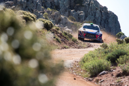 Echipa Hyundai Motorsport se lupta pentru un loc pe podium in Raliul Sardiniei