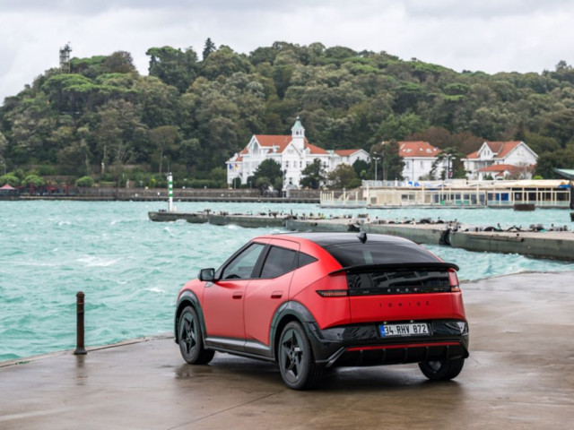 Hyundai IONIQ 3, finalist în competiția „Mașina Anului 2027 în Europa” - hyundai-ioniq-3-driving-experience-2026-fierce-red-matte-8711.jpg