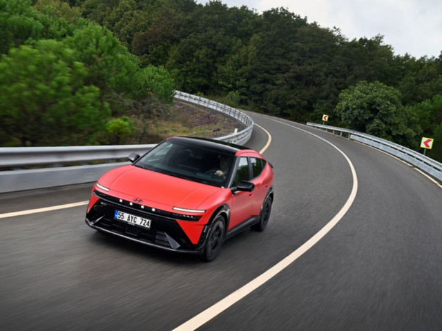 Hyundai IONIQ 3, finalist în competiția „Mașina Anului 2027 în Europa” - hyundai-ioniq-3-driving-experience-2026-fierce-red-matte-070.jpg