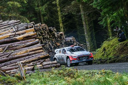 Echipajele Hyundai Motorsport se afla in lupta stransa pentru podium in Raliul Marii Britanii